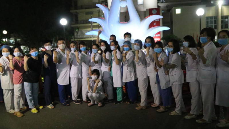 Khoảnh khắc vỡ oà Bệnh viện Bạch Mai gỡ phong toả