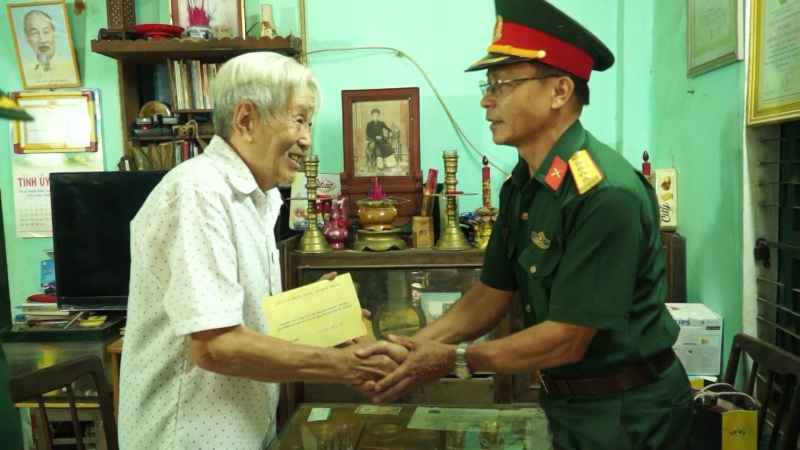 Thăm, tặng quà cán bộ lão thành cách mạng, cán bộ tiền khởi nghĩa