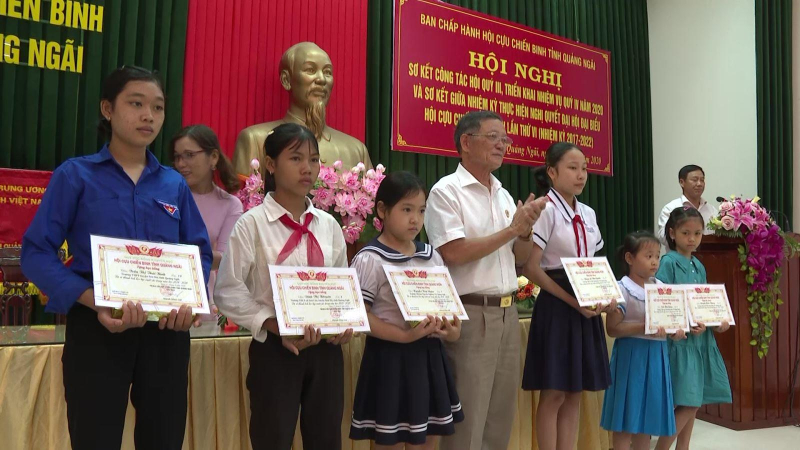 Trao học bổng cho học sinh nghèo