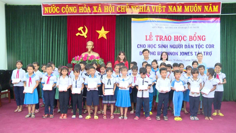 Tặng 80 suất học bổng cho học sinh người Cor huyện Trà Bồng