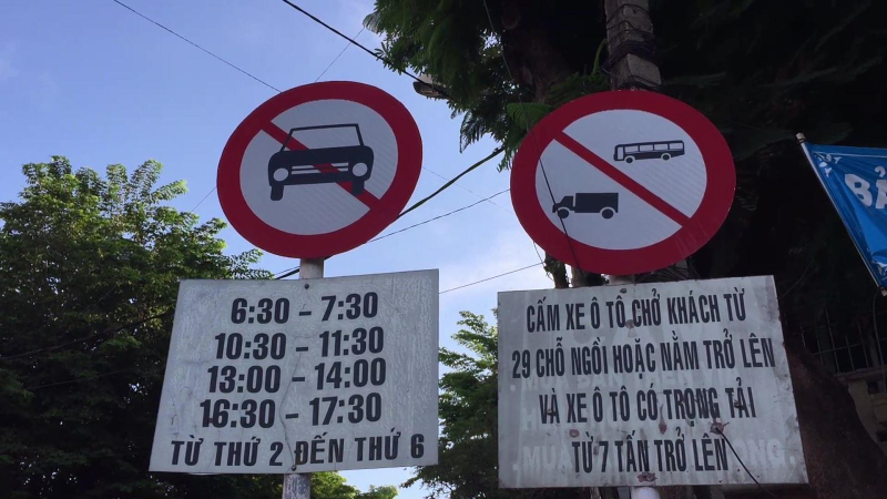 H&igrave;nh ảnh giao th&ocirc;ng kh&ocirc;ng đẹp trước cổng trường