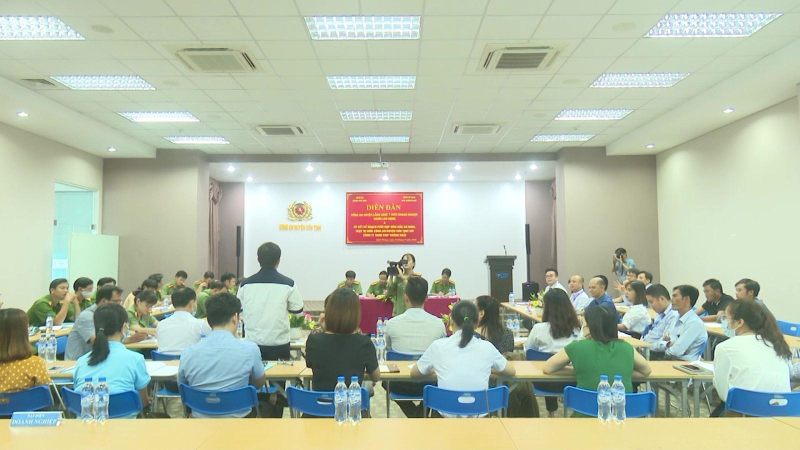 Diễn đ&agrave;n c&ocirc;ng an lắng nghe &yacute; kiến doanh nghiệp tại Vsip