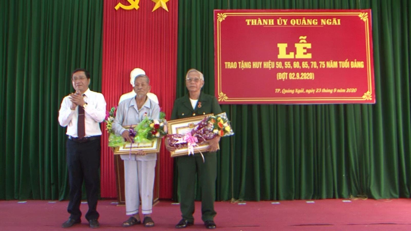 Trao huy hiệu Đảng cho đảng viên lão thành