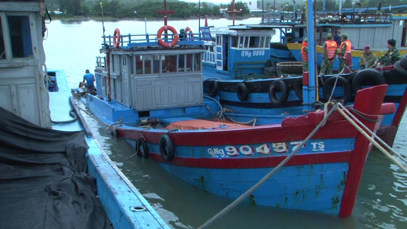 Ảnh hưởng bão số 5 một tàu cá bị chìm