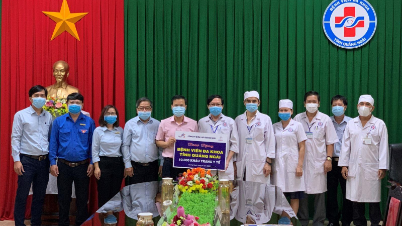 Tặng 10.000 khẩu trang y tế cho Bệnh viện Đa khoa tỉnh Quảng Ngãi