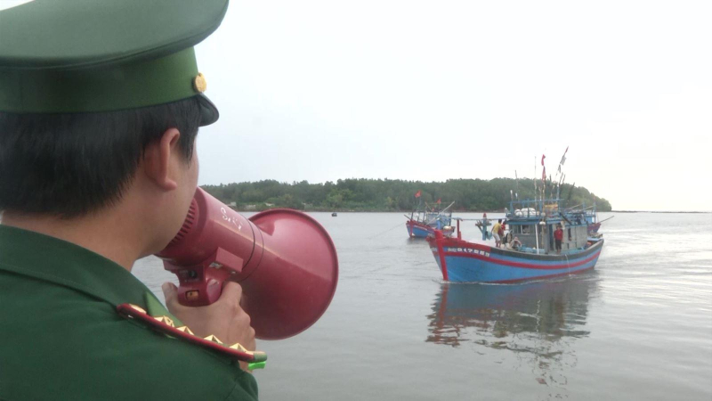 Bộ đội biên phòng Quảng Ngãi kêu gọi tàu cá tránh bão