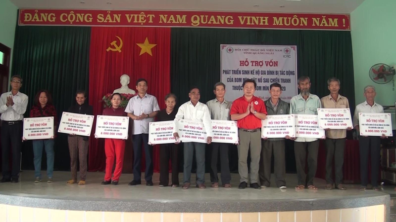 Hội Chữ thập đỏ Việt Nam trao vốn phát triển sinh kế tại Nghĩa Hành