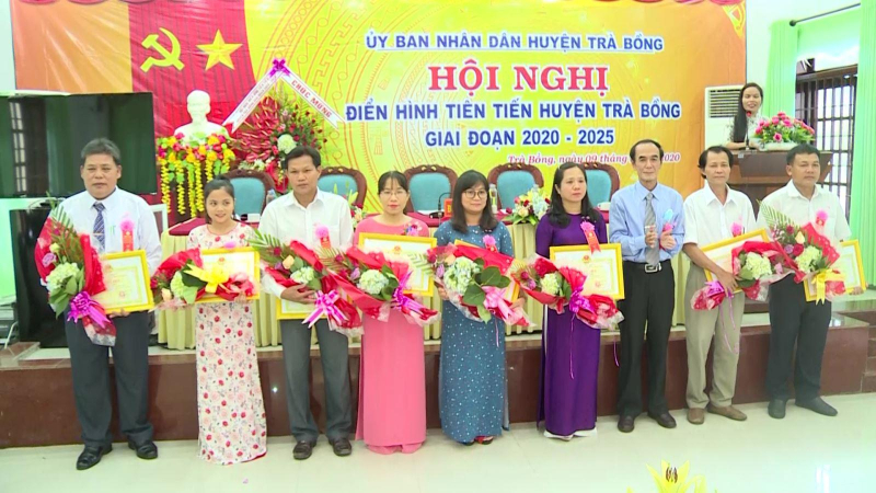 Trà Bồng biểu dương, khen thưởng 22 tập thể và 139 cá nhân điển hình tiên tiến