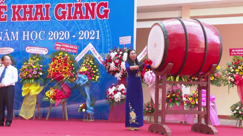 Bí thư Tỉnh ủy Bùi Thị Quỳnh Vân dự lễ khai giảng năm học mới với thầy và trò trường THPT Trần Quốc Tuấn
