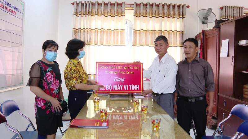 Tặng máy vi tính cho các trường học