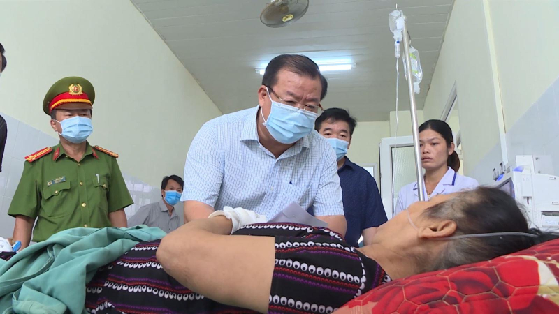 Thăm gia đình nạn nhân bị tai nạn giao thông