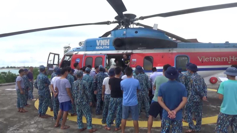 Trực thăng đưa 2 bệnh nhân từ Trường Sa về đất liền cấp cứu