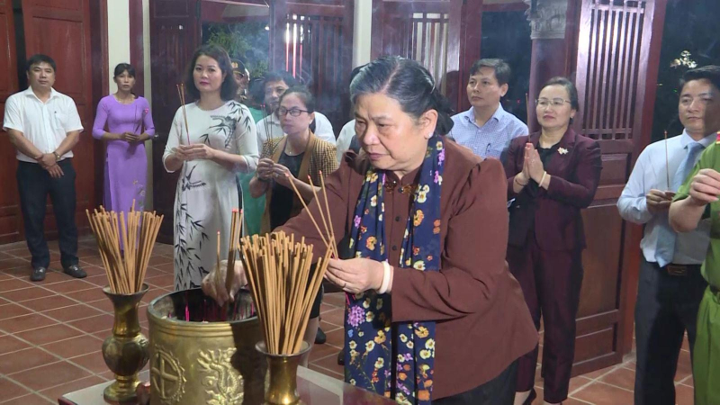 Phó Chủ tịch Thường trực Quốc hội Tòng Thị Phóng dâng hương cố Thủ tướng Phạm Văn Đồng