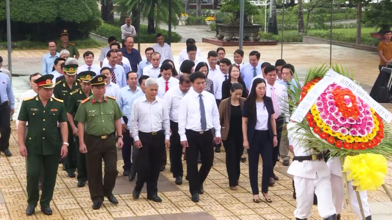 Đo&agrave;n đại biểu dự Đại hội đại biểu Đảng bộ tỉnh Quảng Ng&atilde;i lần thứ XX viếng nghĩa trang liệt sĩ tỉnh