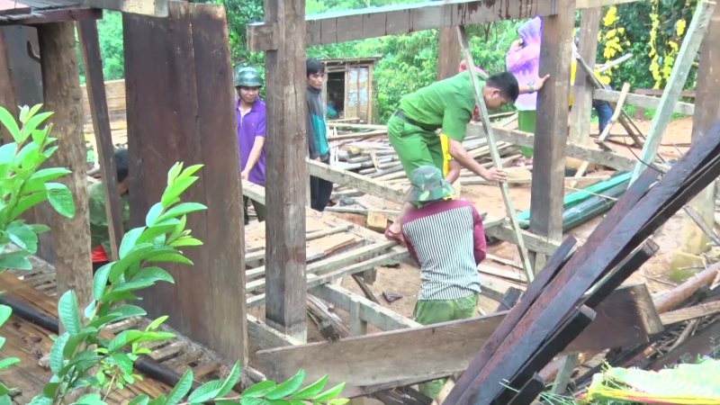 Sơn Tây di dời khẩn cấp 53 hộ dân ra khỏi vùng sạt lở núi