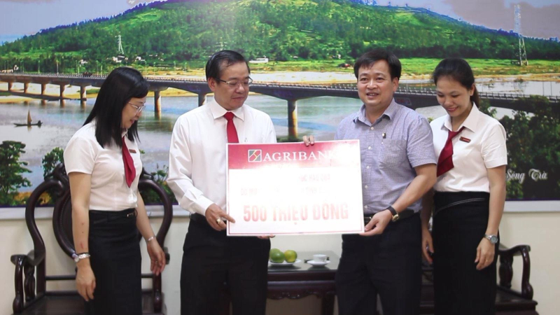 Tiếp nhận ủng hộ đồng bào bị thiệt hại do bão lũ