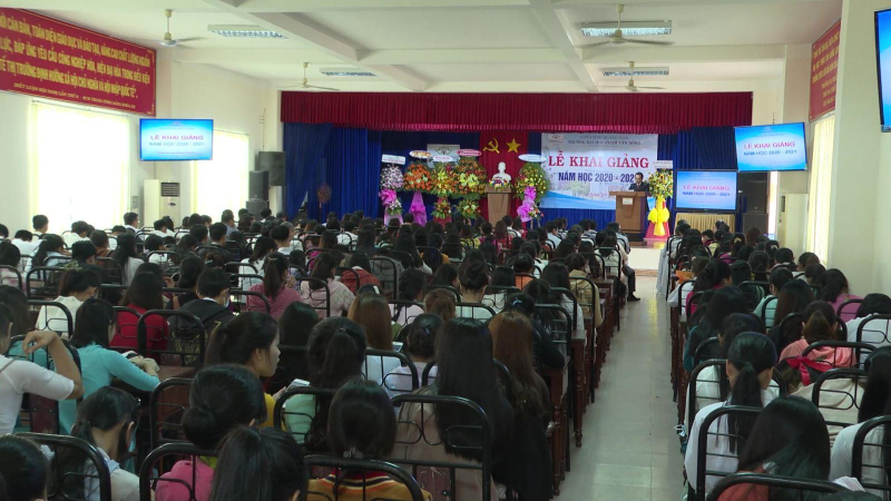 Trường Đại học Phạm Văn Đồng khai giảng năm học mới