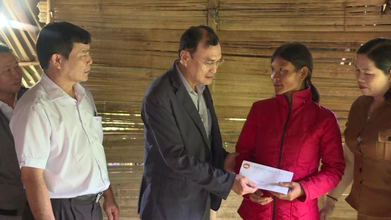 Chủ nhiệm Ủy ban kiểm tra tỉnh ủy thăm hộ nghèo