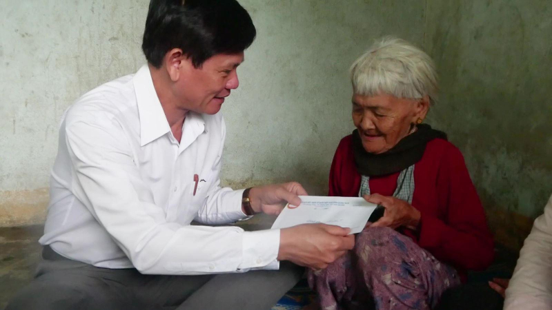 Trưởng Ban nội chính Tỉnh ủy thăm người nghèo ở Trà Bồng