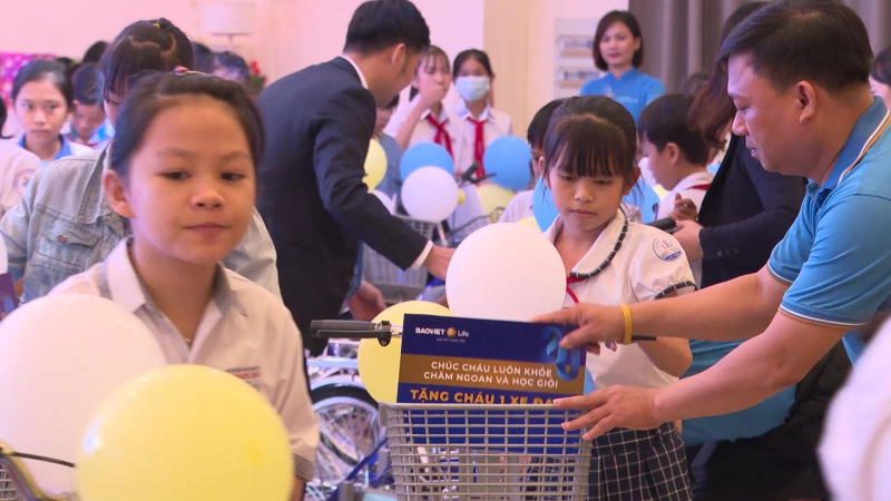 Bảo Việt Nh&acirc;n thọ Quảng Ng&atilde;i trao 80 xe đạp cho học sinh ngh&egrave;o