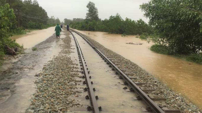 Đường sắt, đường bộ bị chia cắt do mưa lũ