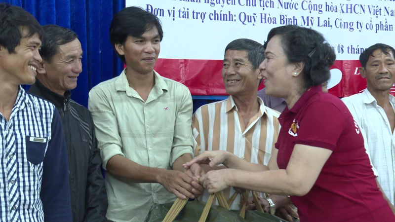 Trao 3.500 bộ áo phao cứu sinh cho ngư dân miền Trung