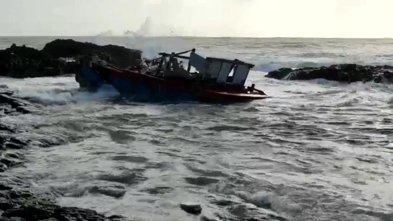 Quảng Ngãi: Tàu cá bị chìm, 03 ngư dân may mắn thoát nạn