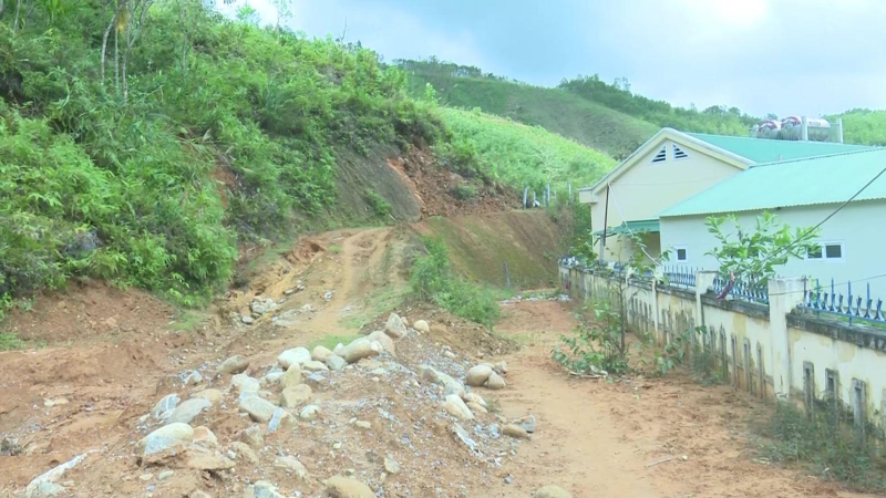 Nguy cơ sạt lở núi đe dọa hàng trăm học sinh xã vùng cao Long Môn