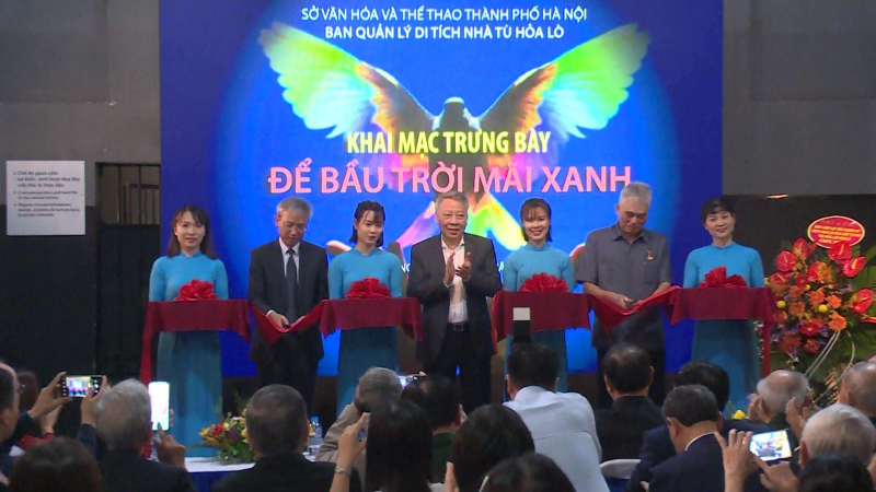 Trưng bày "Để bầu trời mãi xanh"