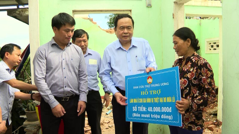 Chủ tịch Uỷ ban Trung ương Mặt trận Tổ quốc Việt Nam Trần Thanh Mẫn thăm, hỗ trợ người dân bị thiệt hại