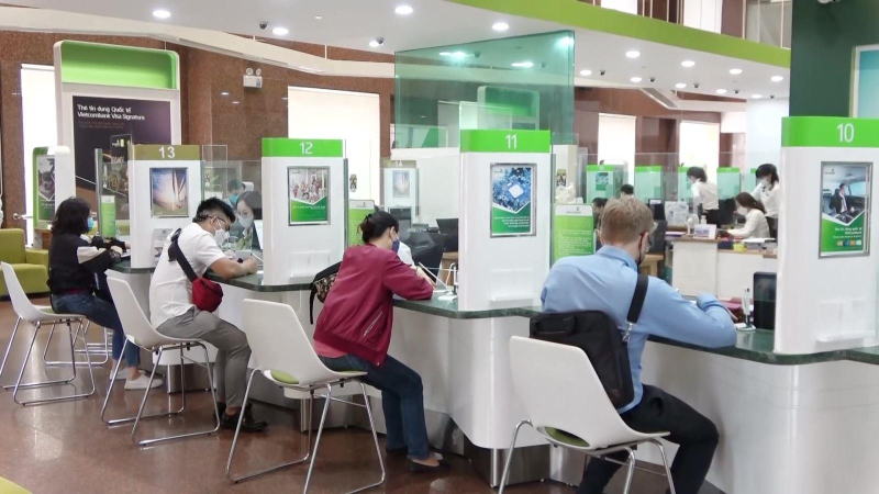 Ng&acirc;n h&agrave;ng l&atilde;i lớn từ phi t&iacute;n dụng