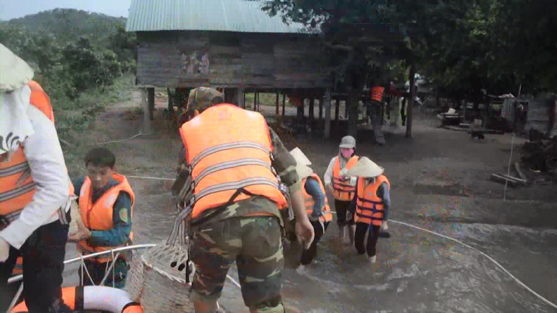 Khẩn trương kh&ocirc;i phục sản xuất tại v&ugrave;ng lũ