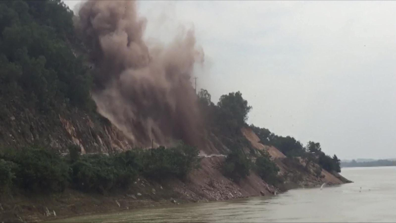 Nổ m&igrave;n, ph&aacute; đ&aacute; tại điểm sạt lở tr&ecirc;n R&uacute; Nguộc