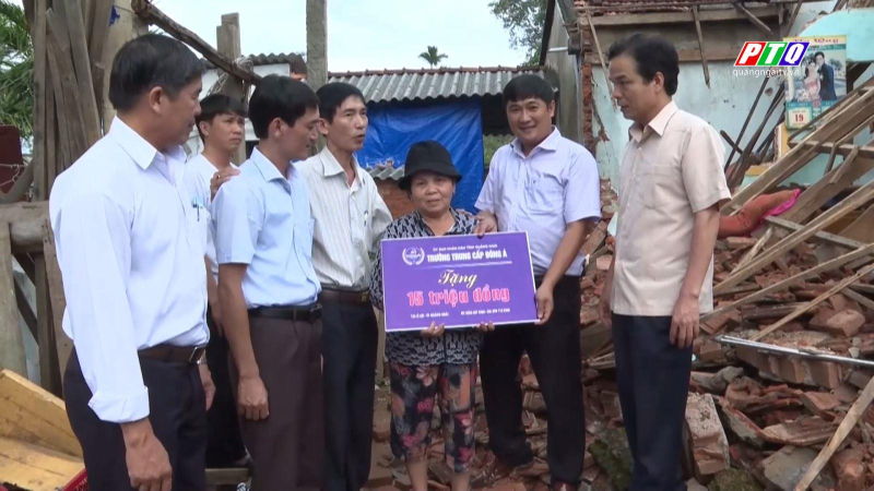 Phó Chủ tịch UBND tỉnh Quảng Ngãi Đặng Ngọc Dũng thăm người dân bị sập nhà