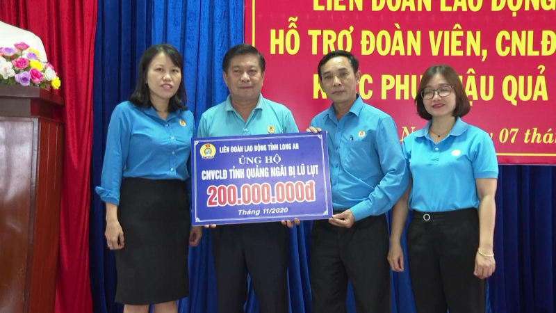Liên đoàn Lao động tỉnh Long An hỗ trợ Quảng Ngãi 200 triệu đồng