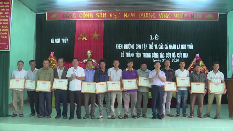 Khen thưởng các ngư dân cứu người trong lũ