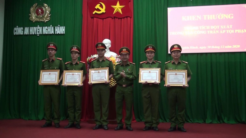 Khen thưởng đột xuất Công an huyện Nghĩa Hành.