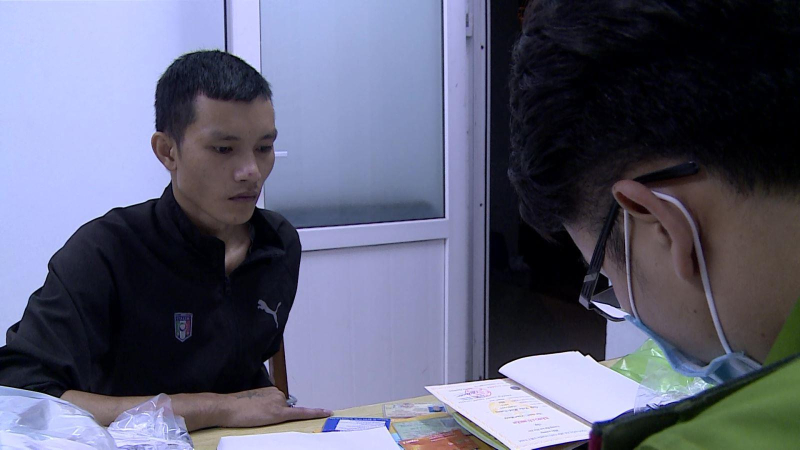 Bắt đối tượng làm giả bằng lái xe