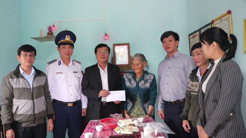 Bàn giao nhà đại đoàn kết cho hộ nghèo.