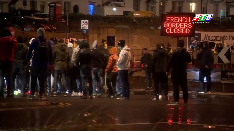 Pháp gỡ bỏ lệnh cấm đi lại với Anh