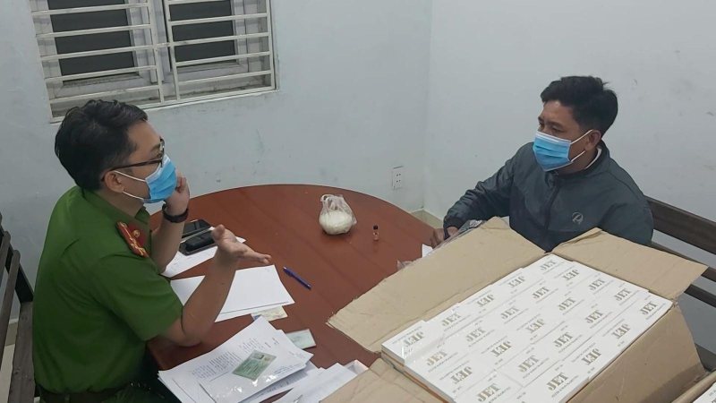 Bắt giữ đối tượng vận chuyển thuốc lá lậu.