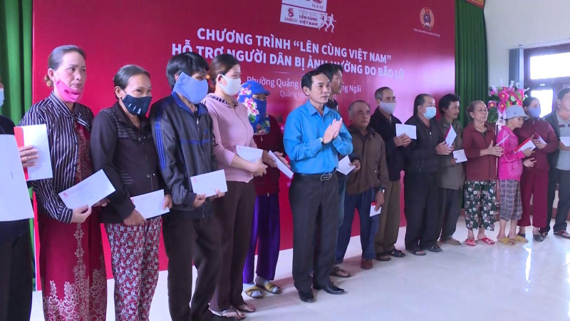 Trao 250 suất quà cho người dân bị thiệt hại do bão, lũ.