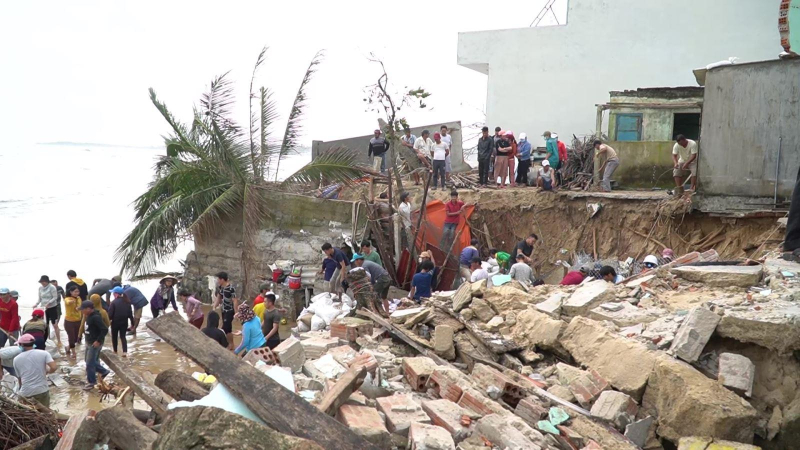 Triều cường đánh sập 03 ngôi nhà ở làng biển Phước Thiện.