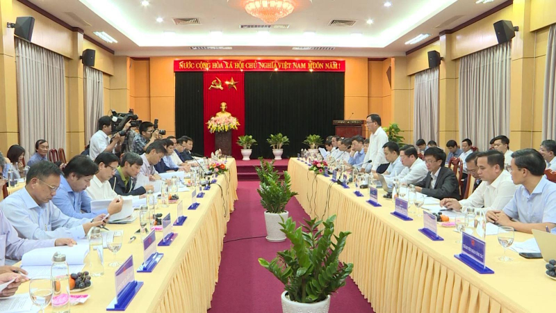 Chủ tịch UBND tỉnh Quảng Ngãi làm việc với Tập đoàn Điện lực Việt Nam