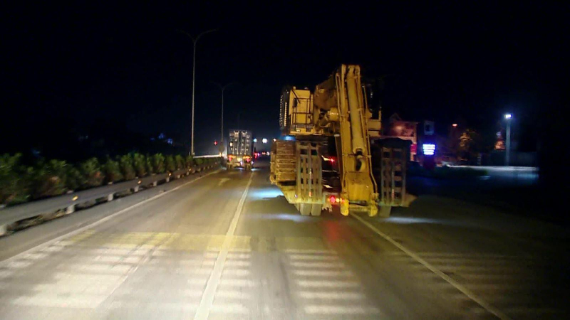 Xử nghiêm xe đầu kéo cắt nóc container chở quá tải