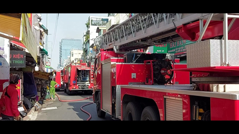 Cháy 5 căn nhà giữa trung tâm TP Hồ Chí Minh