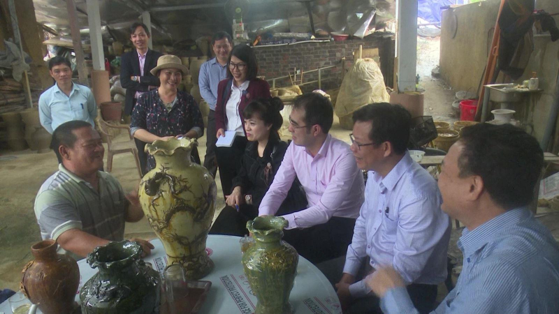 Thứ trưởng Bộ LĐ-TB&XH kiểm tra giải ngân vốn vay giải quyết việc làm tại Bình Sơn.