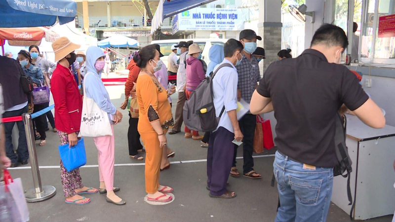 Vượt trần chi BHYT hàng trăm tỷ đồng