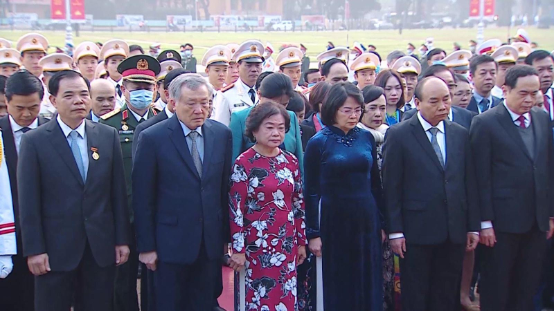 Đại biểu dự Đại hội thi đua yêu nước viếng Chủ tịch Hồ Chí Minh