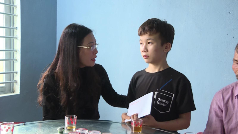 Bí thư Tỉnh uỷ Quảng Ngãi thăm gia đình cháu trai bị bạo hành